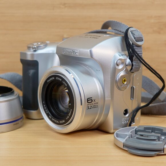 Fujifilm Finepix S3000 3.2MP Digital Camera, with 6x Optical Zoom, Made in Japan - Picture 1 of 9